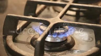 减少厨房灶台煤气灶上的火焰靠近火焰